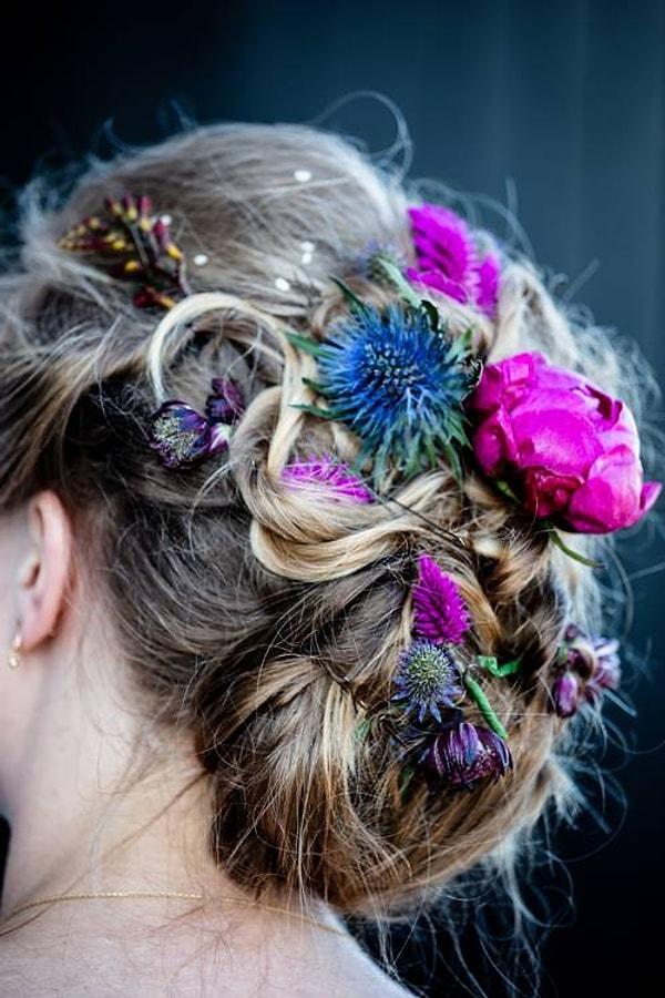 Düğün gününüzde saçınızı rengarenk çiçekler ile süsleyerek doğal ve güzel bir uyum yakalayabilirsiniz.