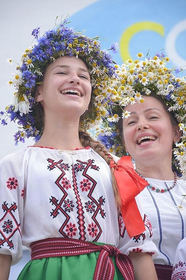 4. Ulusal kıyafetleri içinde Ukraynalı kızlar.