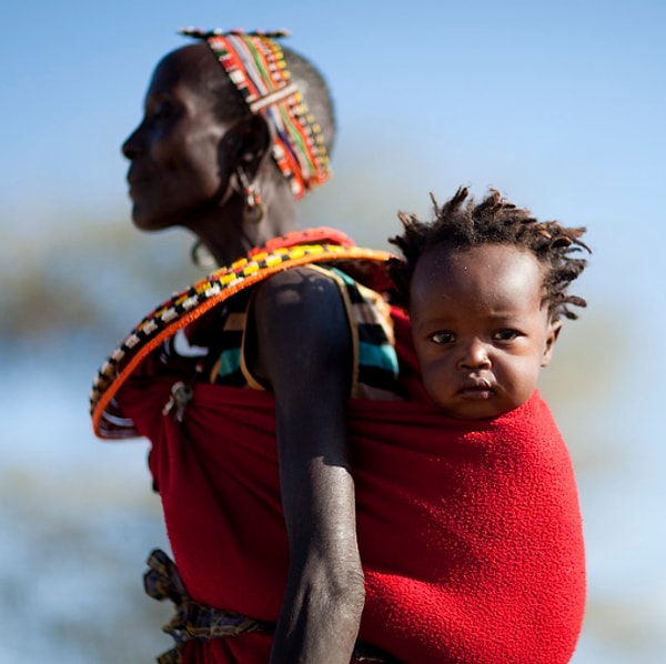 9. Kenya'da bebeğini arkasında taşıyan bir anne.