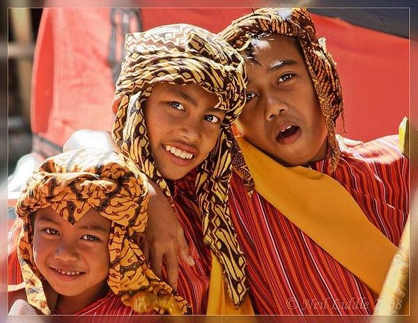 16. Endonezya'da geleneksel kıyafetleri ile çocuklar.