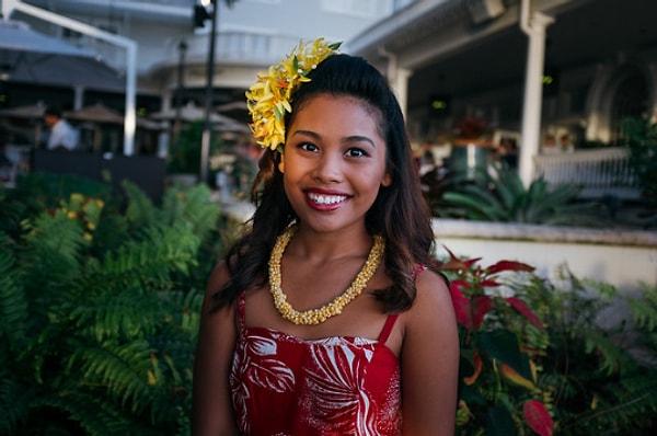 17. Hawaili bir genç kız.