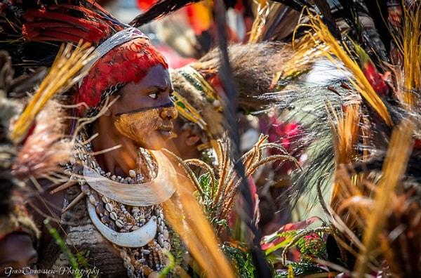 19. Papua Yeni Gine'deki bir kabile.