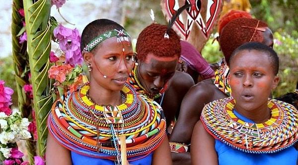 3. Kenya'daki bir Masai düğününde, gelin köyünü kocasıyla terk etmeden hemen önce, gelinin babası kızının başına ve göğüslerine tükürüyor.  Bu şekilde bir kutsama yapılıyor. Ayrıca gelin ilk gece için evine doğru yürürken de asla dönüp arkasına bakmaması gerekiyor.