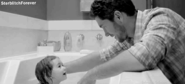 Папа купает дочку. В ванной гиф. Любовь в ванной. Дети в ванной с папой. Папа гифка.
