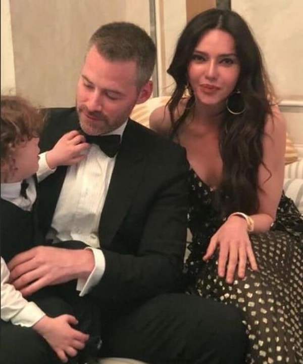 8. Хандэ Атаизи (46 лет) и ее муж Харви Банжамин, женаты 8 лет