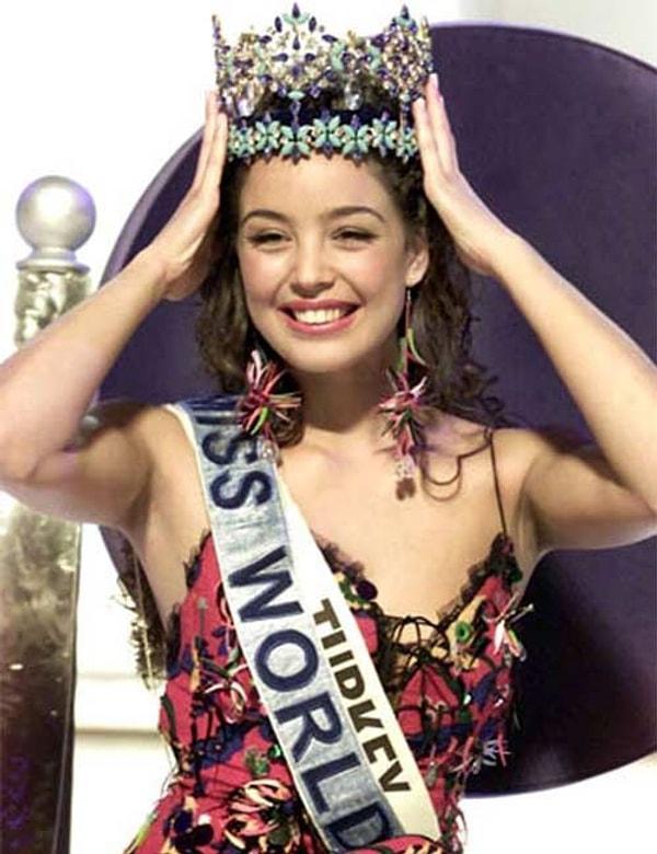 1. Azra Akın, Londra'da 51. Geleneksel Dünya Güzellik Yarışması'nda Miss Turkey seçilerek güzelliğini ispatladı.