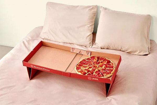 1. Yatak sehpasına dönüşebilen bu pizza kutusu.