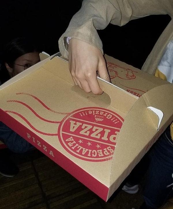5. Pizzayı düz bir şekilde tutabilmek için kutunun üzerine konulmuş bu aparatlar.