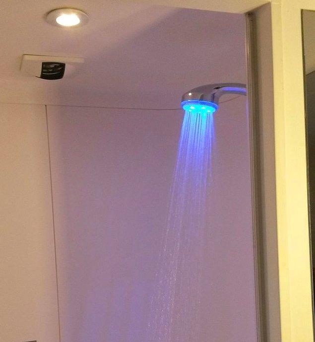 10. Suyun sıcak mı soğuk mu olduğunu rengi ile gösteren bu duş başlığı.