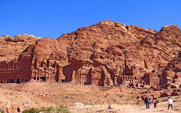Asıl olarak Petra hakkında pek bir fikrimiz olmayabilir. Petra, bugün sınırları Ürdün'de olan ve tarihi oldukça eskiye dayanan bir antik şehirdir.