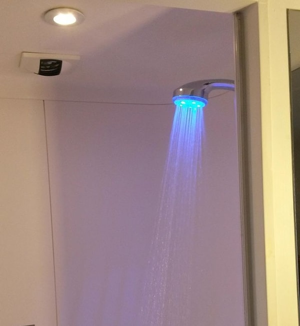 10. Душевая головка, позволяющая определить по цвету температуру воды.