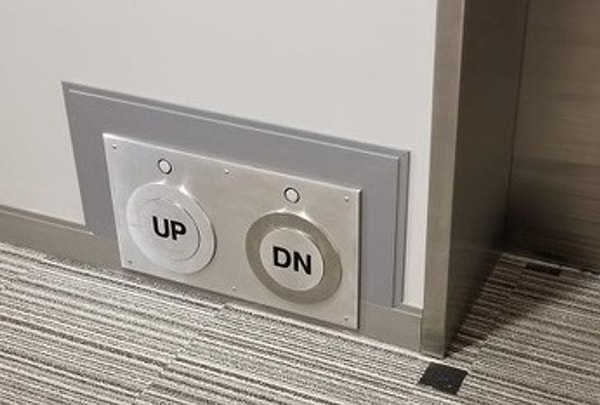 12. У лифта, расположенного в студенческом общежитии, есть ножные кнопки.