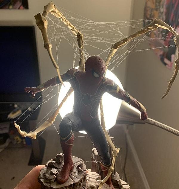 6. "Örümcek adam heykelimin olduğu yere ağ yapan örümcek."