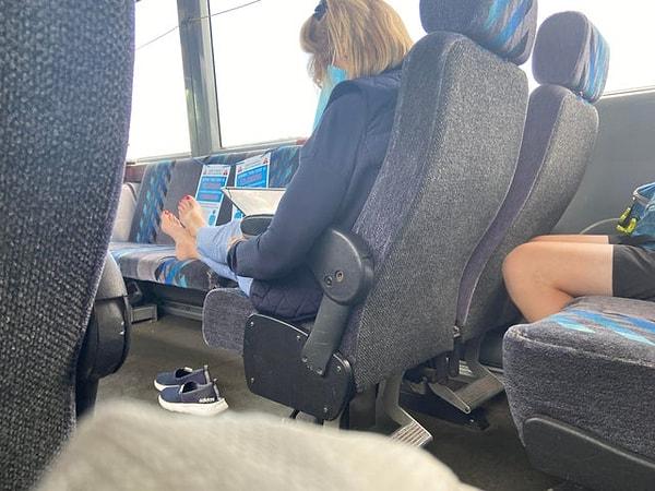 15. 45 dakikalık yolculuk boyunca ayaklarını bu şekilde uzatıp otobüste terör estiren bu kadın