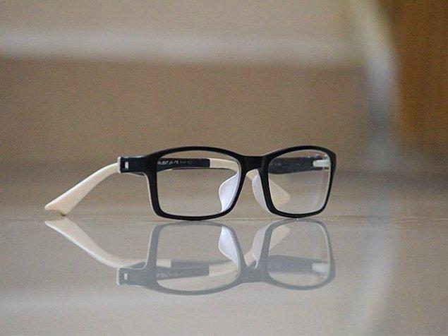 1. Gözlüklerde, özellikle de çerçevelerdeki fiyat artışı çok saçma. Aldığınız bir gözlüğü kat kat fazlasına satabiliyorsunuz.