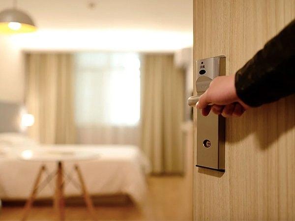 12. Birçok otelde odalar birden fazla kez satılır. Misafirlerin herhangi bir sebepten ötürü gelememe ihtimaline karşın odalar başka müşterilere de satılır.