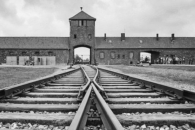 9. Auschwitz' çıkan bir ayaklanmada Nazi birliklerinden bir asker bıçaklanıp krematoryumda yakılmıştı. 10- Indiana Devlet Hapishanesi katillerin hapisteyken kedi sahiplenmesine izin verir.