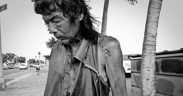 12. Diana Kim isimli bir fotoğrafçı 10 yıl boyunca Havai'de evsiz insanları fotoğraflamış, bu insanlar arasında kendi babasını da bulmuştu.