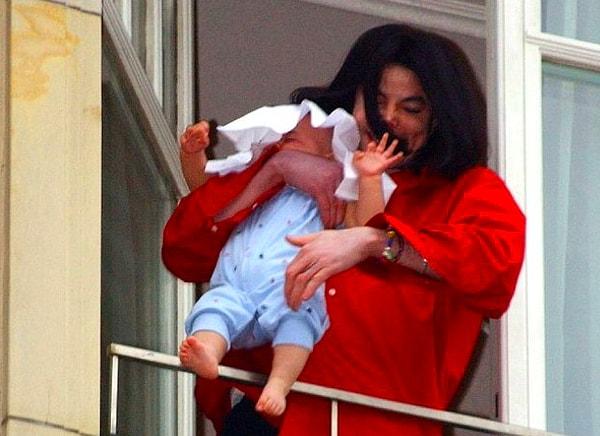 24. Michael Jackson, Almanya'nın Berlin şehrinde bir otel odasının balkonundan Prens Michael II'yi sallandırdığı için uluslararası bir tartışmanın sebebi oldu.