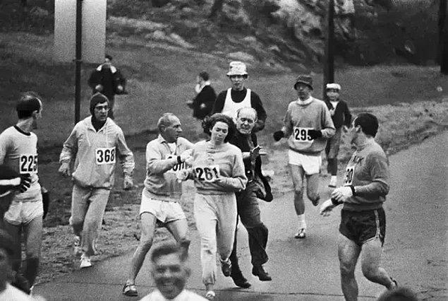 1. Katherine Switzer, Boston maratonu sırasında durdurulmaya çalışılıyor. Kendisi 1967 yılında maratonu bitiren ilk kadın olmuştu.
