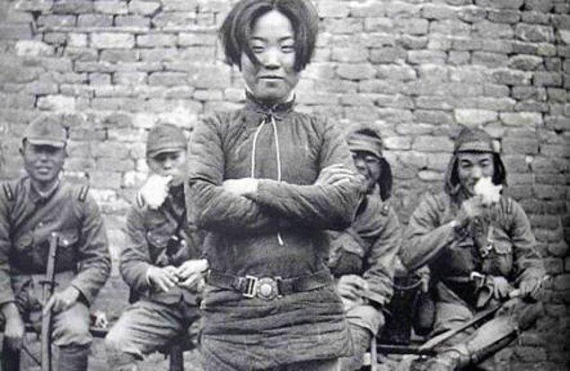 4. Kameralara gülümseyen Çinli Cheng Benhua, fotoğrafın çekilmesinin hemen ardından arkadaki Japon askerleri tarafından öldürülmüştü.