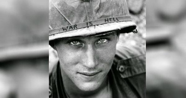 5. Vietnam Savaşı sırasında kasketindeki "Savaş cehennemdir" yazısıyla bir asker.