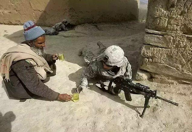 13. Afgan adam, ABD askerlerine çay veriyor.