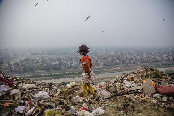16. 7 yaşındaki Zarina, 70 hektarlık Yeni Delhi çöplüğünde satacak bir şeyler arıyor.
