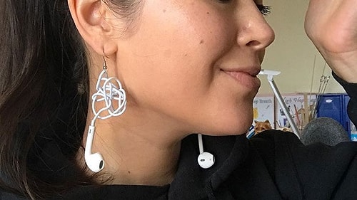 İnsanlara Para Harcatmanın En Yeni Yolu: Moda Dünyasında Giderek Popülerleşen AirPods Aksesuarları