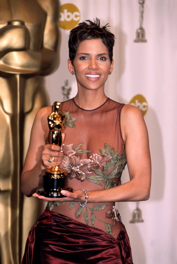 3. Halle Berry, 'En İyi Kadın Oyuncu' Oscar'ını kazanan ilk siyahi kadın oldu.