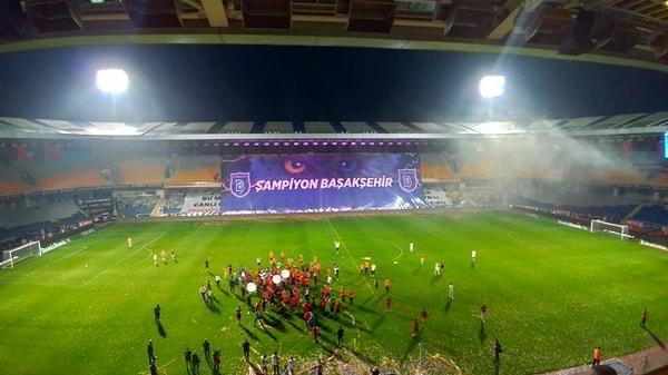 Başakşehir Fatih Terim Stadı'nda şampiyonluk, Şampiyonlar Ligi müziği ile kutlandı.
