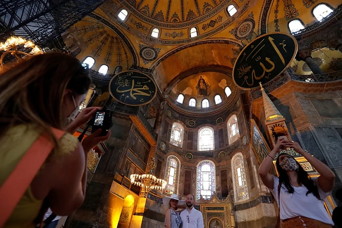 Ayasofya'da İlk Cuma Hazırlığı: Mozaik ve Freskler Perde ile Kapatılacak