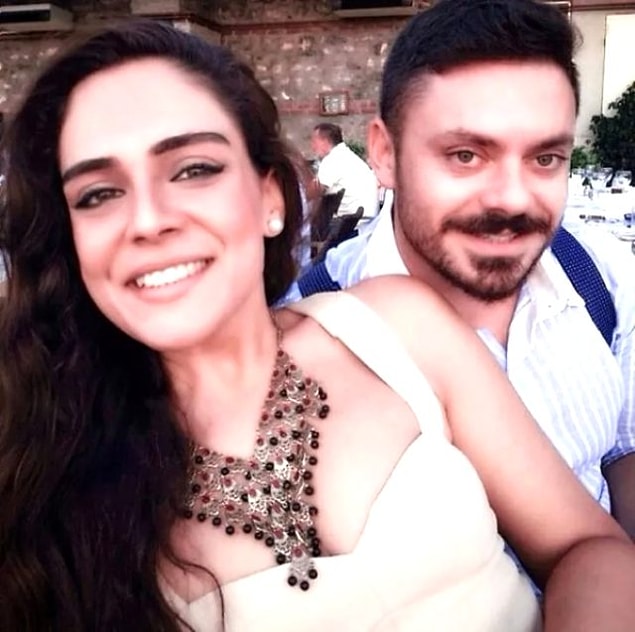 Bu arada Buket Aydın'ın 7 yıllık eşi Erce Baykal'dan da boşanması insanların kafasını karıştırdı. Hem işinden hem eşinden aynı anda vazgeçen Buket Aydın cephesinde neler oluyordu?