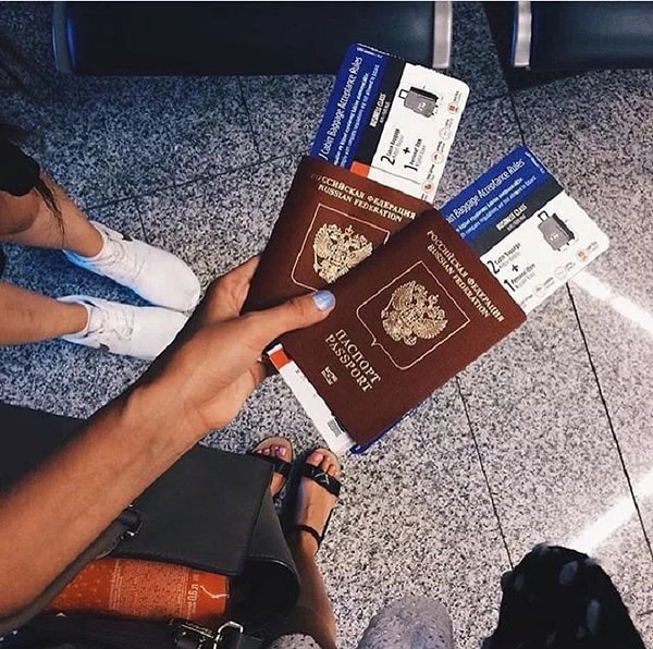 16. Сторис с паспортами и билетами заграницу