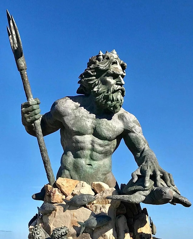 3. Roma İmparatoru Caligula bir zamanlar denizler tanrısı Neptün'e savaş ilan etti. Orduları denize girerek suyu bıçakladılar.