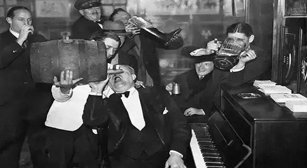 15. Alkol yasağının son bulmasını kutlayan erkekler, 5 Aralık 1933