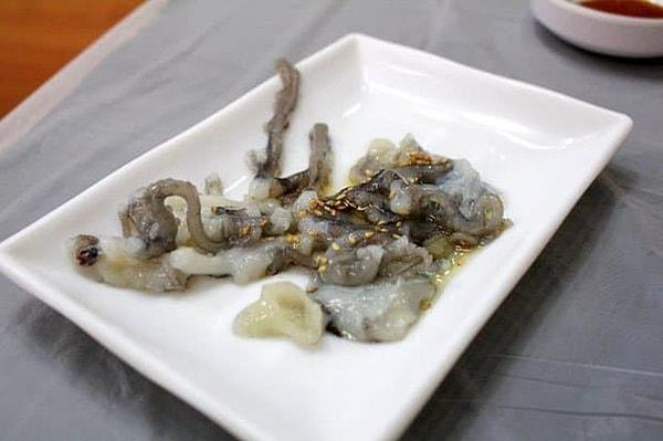 5. Güney Kore'de karşılaşabileceğiniz Sannakji isimli yemek ise canlı olan bebek ahtapotlardan meydana geliyor.
