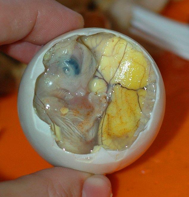 6. Fiilipinler'de bulunan Balut, bir ördek ya da tavuk embriyosu.
