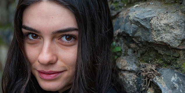 18. Hukuk okuyacakken oyuncu olmaya karar veren Hazar Ergüçlü