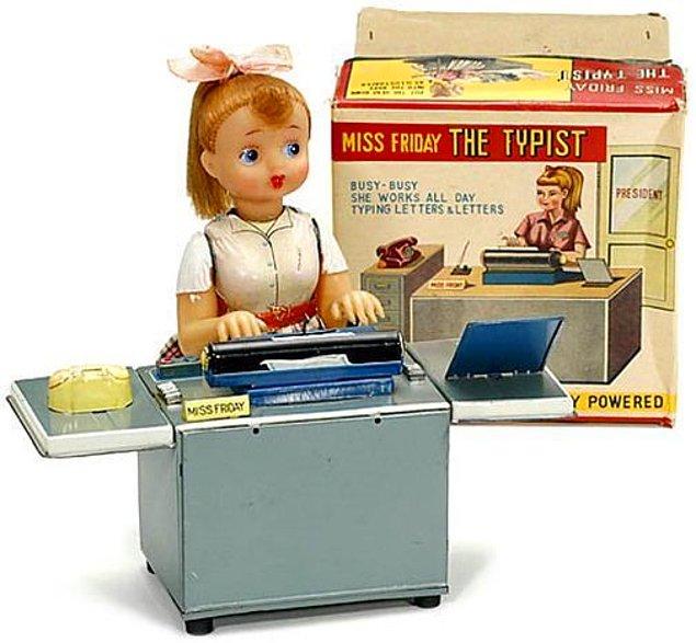 18. 1958 yılında üretilmiş pilli oyuncak bebek