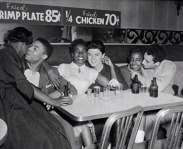 21. 1959 yılında bir barda eğlenen çiftler