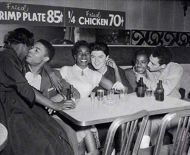 21. 1959 yılında bir barda eğlenen çiftler