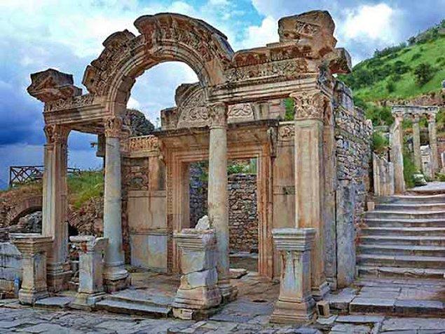 Tarihi MÖ 1000'e kadar uzanan Selçuk'taki Efes Antik Kenti'ni bilmeyenimiz yoktur. Eğer gidip gördüyseniz Hadrianus Tapınağı'nın kapısında yazan şu yazıyı hatırlarsınız:
