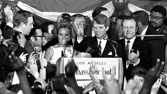 Bu görselden birkaç saat sonra vurulan Kennedy'i vuran Sirhan Sirhan yakalansa da asıl soru işaretleri o zaman belirmeye başlıyor.