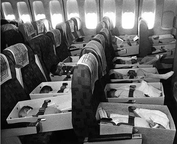 23. Vietnam Savaşı'nda ailesini kaybeden ve Amerika Birleşik Devletleri'ne evlatlık verilmek üzere götürülen bebekler, 1975