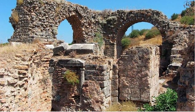 Şimdi de gelelim ikinci yapımız olan genelevimize. Yani gelelim derken hikaye icabı... Şimdi bir harabe olan bu yerde kim bilir ne aşklar ve ne acılar yaşandı?