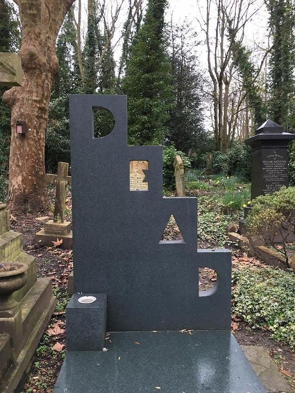 9. Ressam Patrick Caulfield'ın gerçekçi ve sade mezar taşı da yaşarken ölümü hatırlatmak için yapılmış.