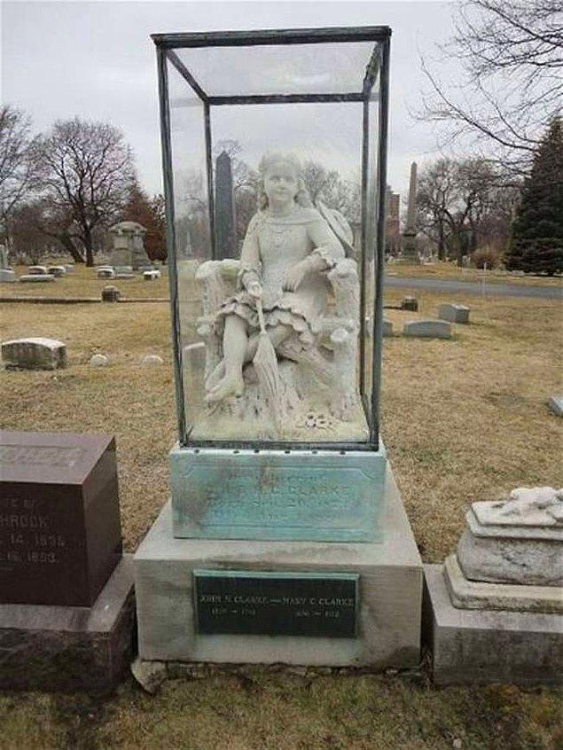 10. Ölen kızını mezarda koruması için kızının heykelini yaptıran bir anne