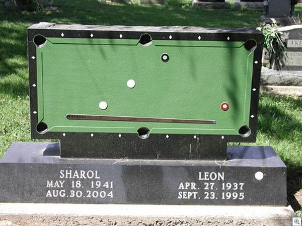 14. Amerika'da bulunan bilardo şeklindeki mezar taşı da bir hayli ilginç