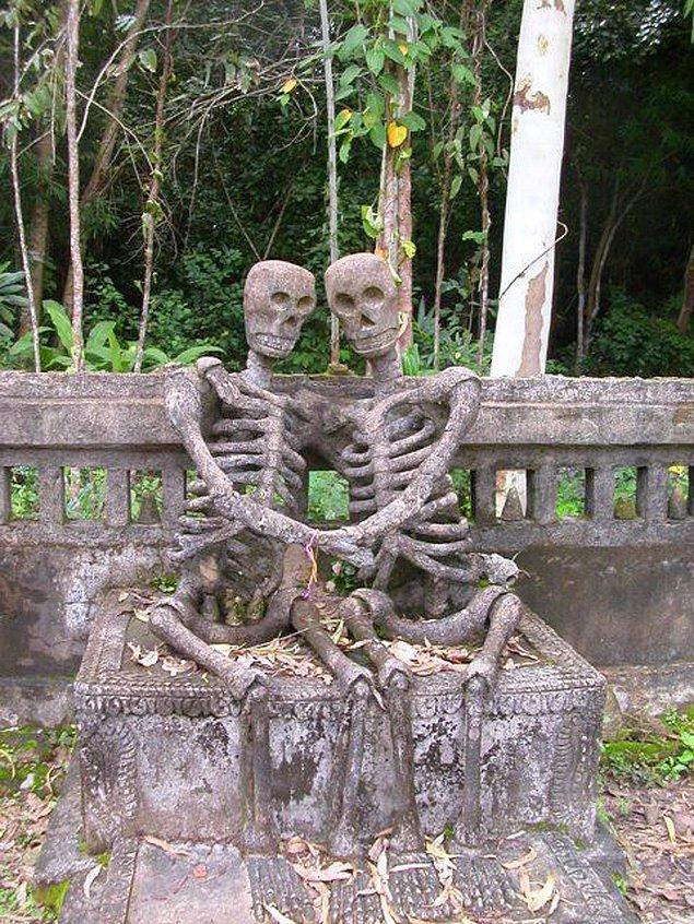 16. Birbirine aşık iki çiftin Tayland'daki romantik ve korkutucu mezar taşı